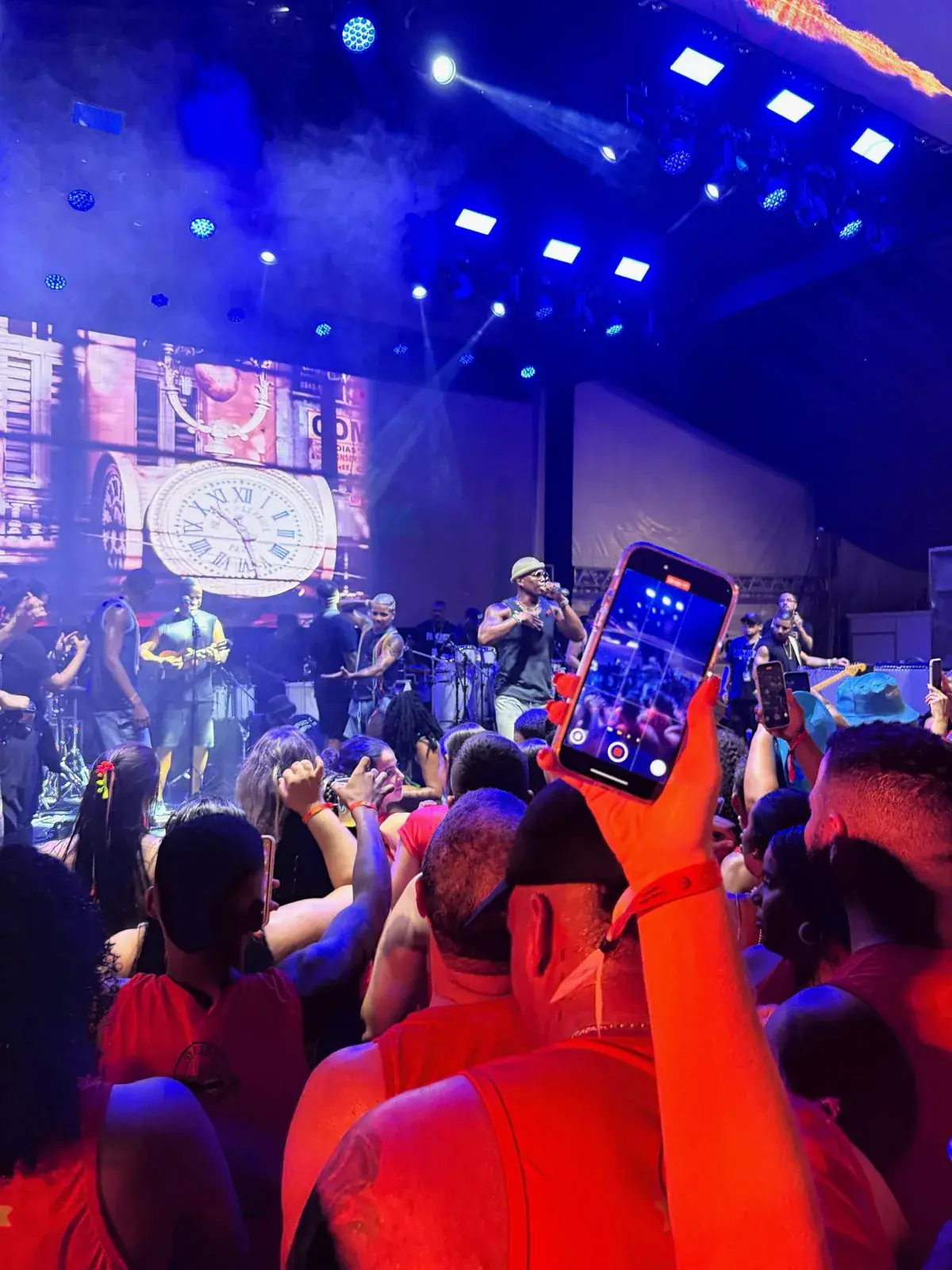 Público vibrando no show principal, vista do camarote