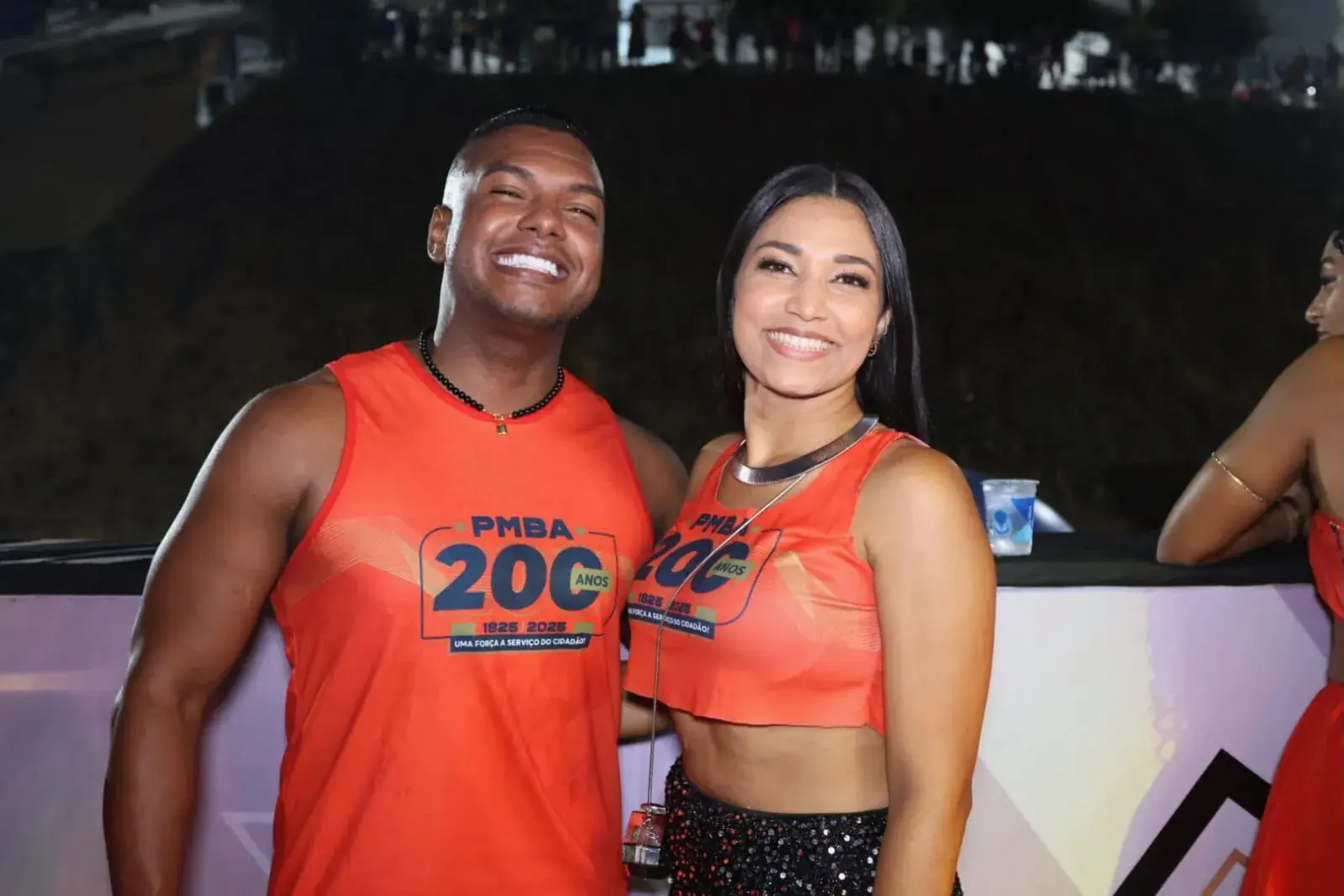 Bastidores e equipe em operação